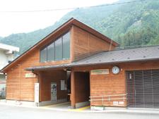 時計の付いた木造の古里駅の駅舎