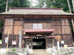 茅葺屋根の巨大な木造の楼門